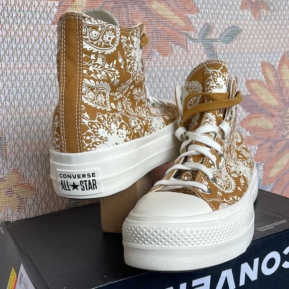 Converse WMNS 572541C
CTAS LIFT HI
WHEAT/EGRET/BLACK SNEAKERS - PLATFORMS - Picture 10 of 16